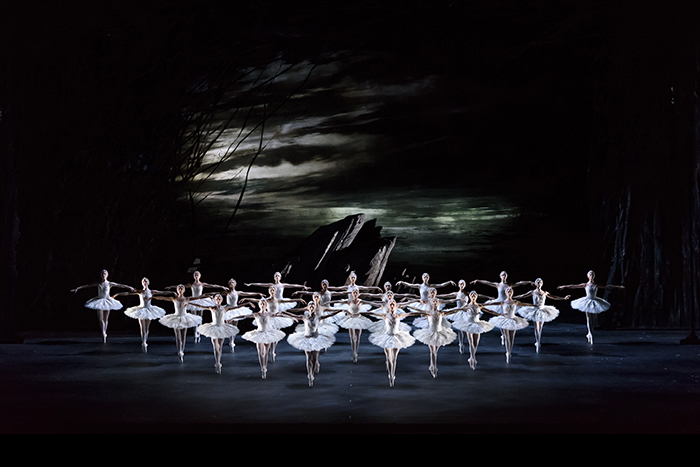Artists of The Royal Ballet in Swan Lake, The Royal Ballet © 2018 ROH