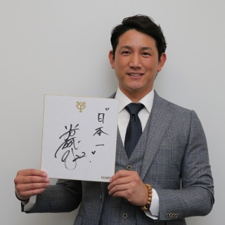 小林誠司選手のサイン色紙