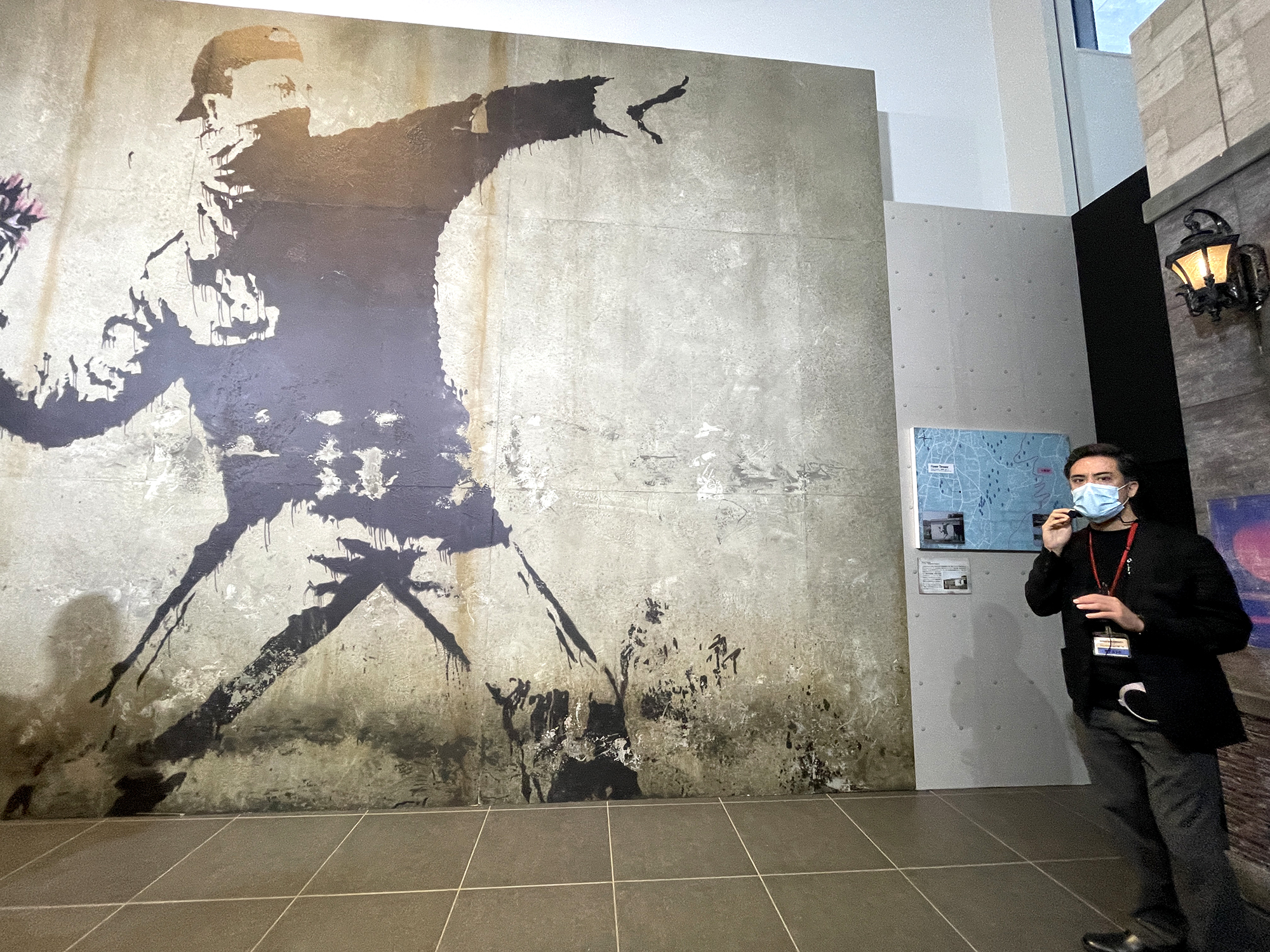 「Flower Thrower」の再現展示の前で解説を行う、日本テレビの落合ギャラン 健造プロデューサー