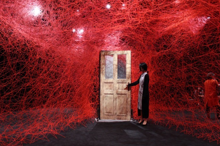 White cube(ホワイトキューブ)と呼ばれる美術館とはまた違う雰囲気が、劇場ならでは。 ©girls Artalk