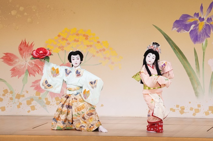第二部『仲国』（左より）男蝶の精=堀越勸玄、女蝶の精=市川ぼたん ／(C)松竹