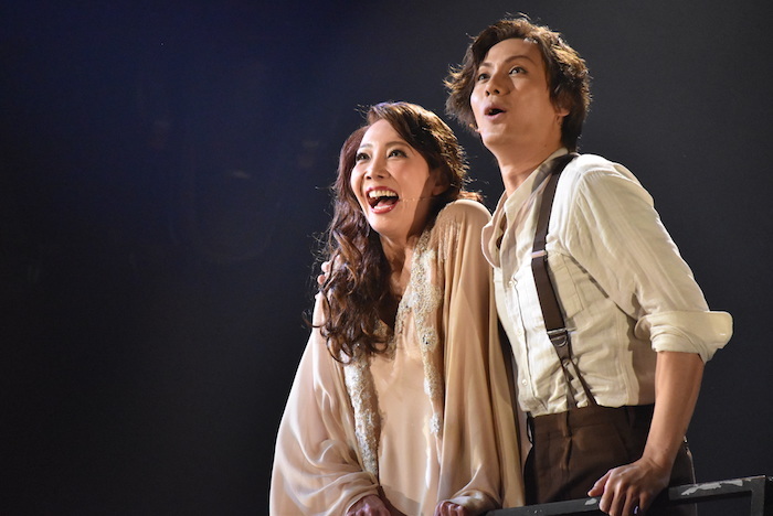 マタ・ハリを演じる柚希礼音(左)とアルマンを演じる加藤和樹