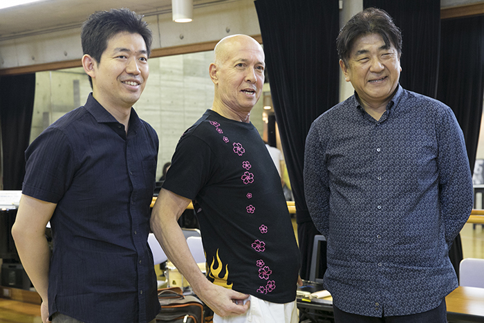 （左から）副指揮を務める角田鋼亮（大阪フィルハーモニー交響楽団・指揮者）、井上道義、佐渡裕