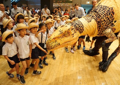 体験型リアル恐竜ショー『恐竜どうぶつ園2019』プレイベント開催、4メートルを超えるフクイラプトルに子供たち大興奮