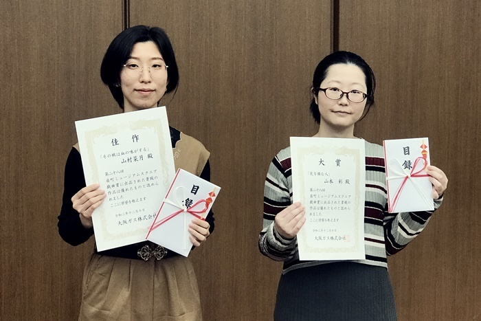 「第28回OMS戯曲賞」佳作を受賞した山村菜月（左）と、大賞を受賞した山本彩（右）。