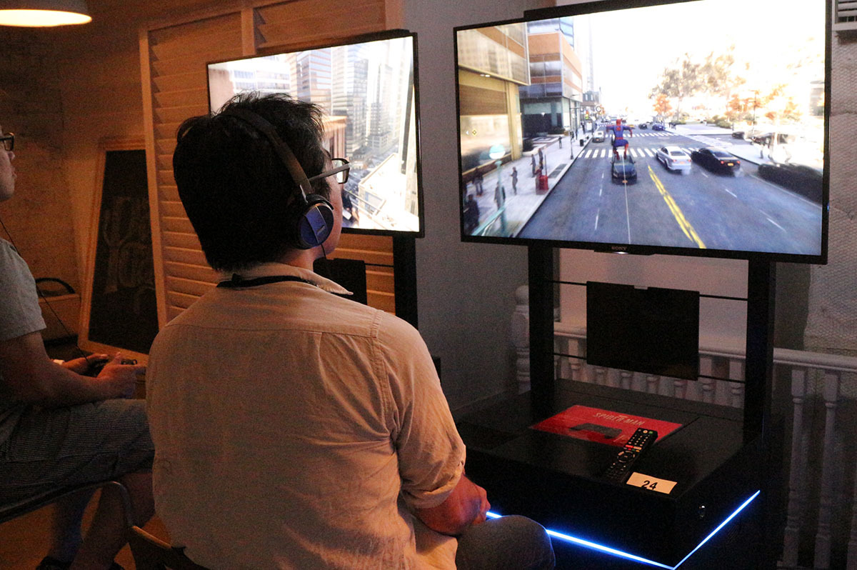 ゲーム体験で道路スレスレをスウィング。通行人や車もしっかり描かれている 撮影：梅田勝司