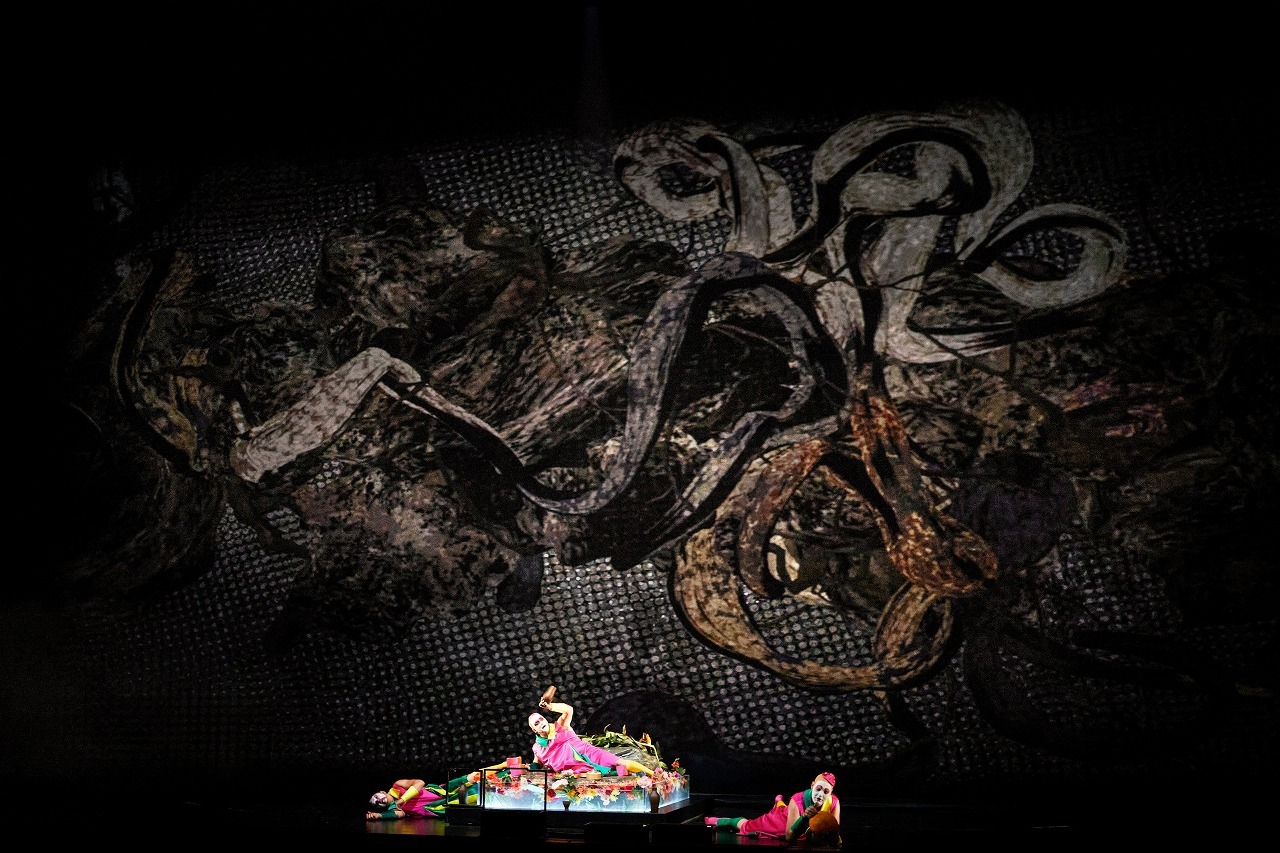 3人の大臣ピン・パン・ポンの場面（ジュネーヴ公演より） 　　(C) Magali Dougados, Courtesy teamLab, Daniel Kramer, Grand Theatre de Geneve, and Pace Gallery