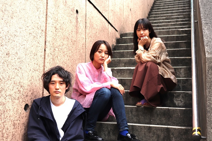劇団papercraft 第6回公演『Momotaro』　左から海路、真下玲奈、堀口紗奈