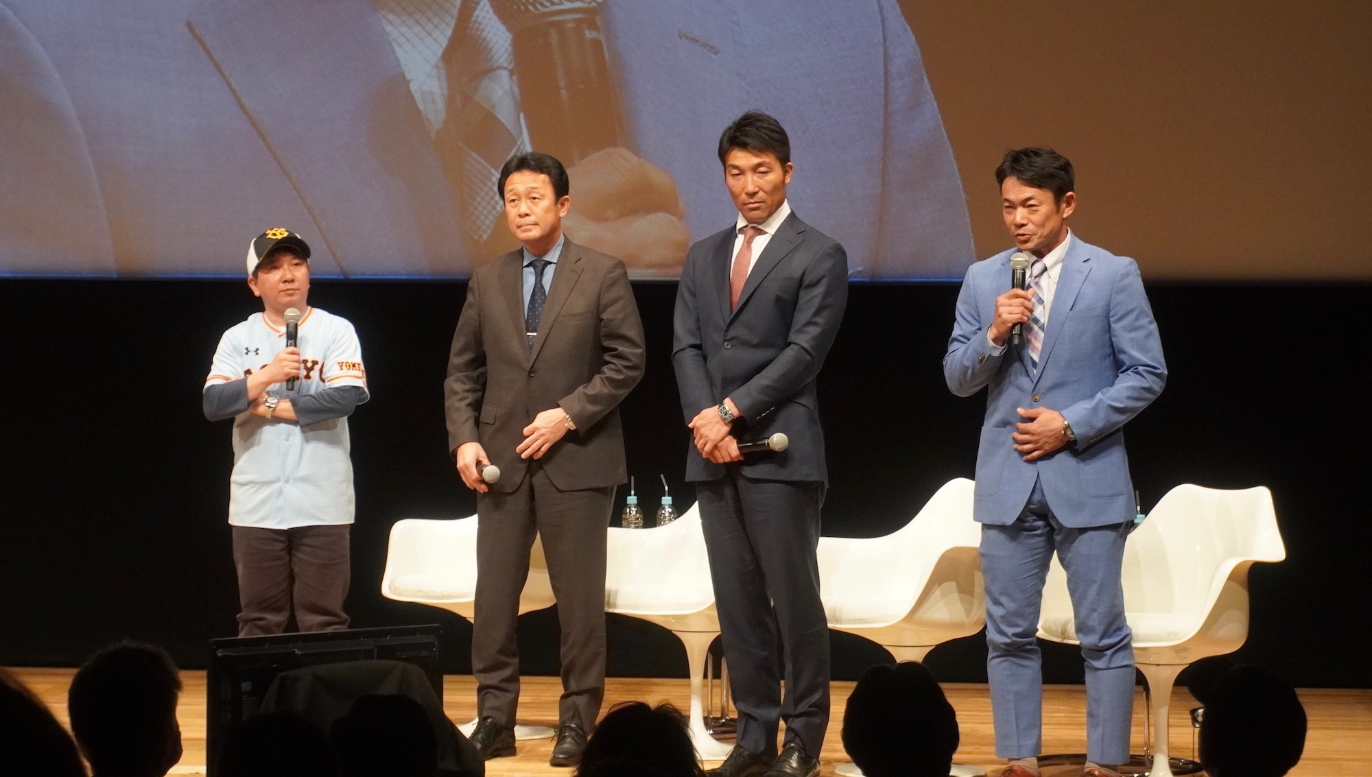 左から爆笑問題・田中裕二、ジャイアンツOBの川相昌弘氏、清水隆行氏、仁志敏久氏