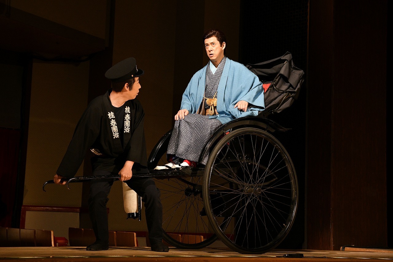 『おあきと春団治～お姉ちゃんにまかしとき～』舞台写真　（右）西川忠志 ／(C)松竹