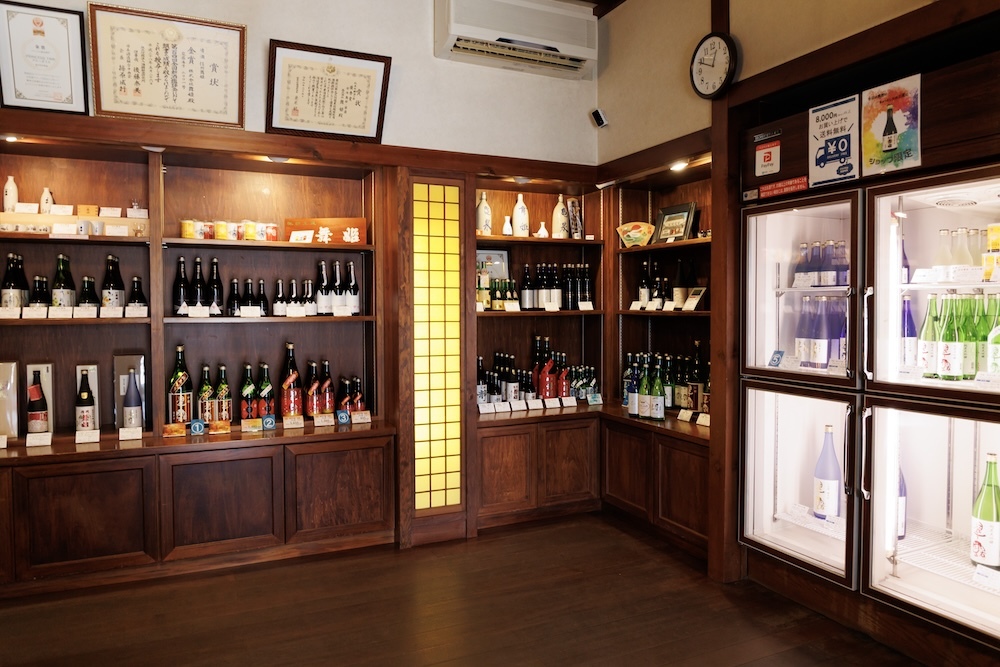  酒蔵に隣接した直売店スペースで、試飲を楽しみながら好みの酒を探すことができる。 撮影：大塚正明