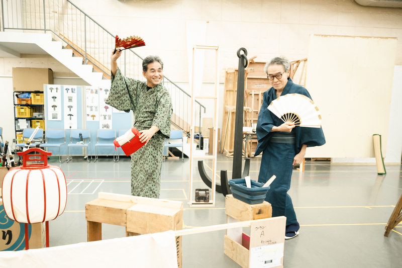 取材中、通りすがりの松本幸四郎さんに「おはようございます！　 遊んでいるんですか？」と不思議そうに問われる一幕も。