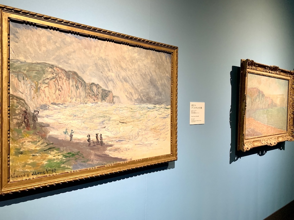 手前：《波立つプールヴィルの海》1897年、国立西洋美術館（松方コレクション）