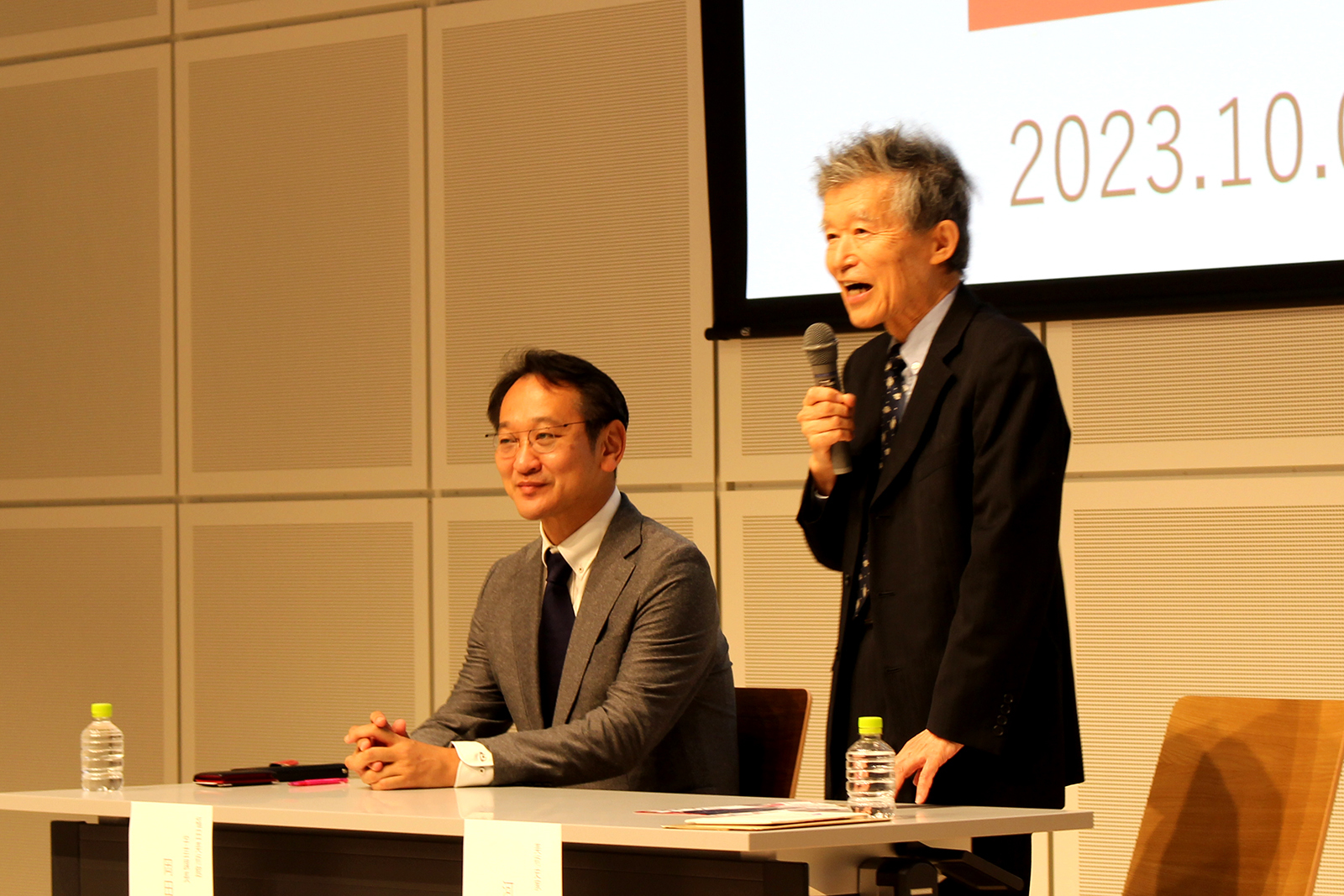 （右）美術史家・東京大学　河野元昭名誉教授、（左）福田美術館　岡田秀之学芸課長