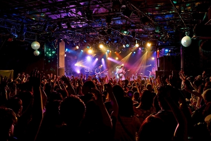 SAKANAMONがライブバンドの凄みを見せつけた、『OTOMO MOTTO TOUR』ファイナルレポート