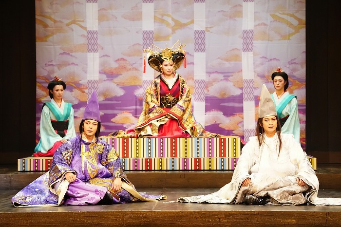 左から：中村倫也、高田聖子、向井理