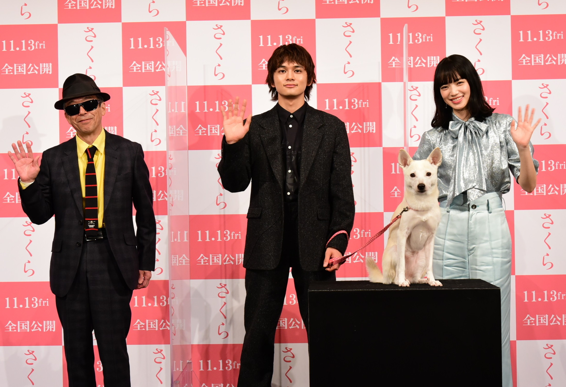左から、矢崎仁司監督、北村匠海、犬のちえ、小松菜奈