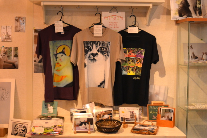 オリジナルTシャツを購入すると保護猫の支援に役立ちます