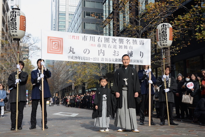 三代目市川右團次を襲名する市川右近（中央右）と二代目市川右近を襲名する武田タケル