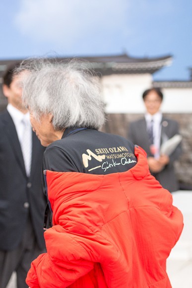OMFのTシャツで会場入りした小澤征爾 Photo：M.Terashi/TokyoMDE