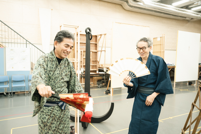 小道具を手に撮影させていただきました。取材中、通りすがりの片岡愛之助さんに「おはようございます！　遊んでいはるんですか？」とニコニコ問われる一幕も。