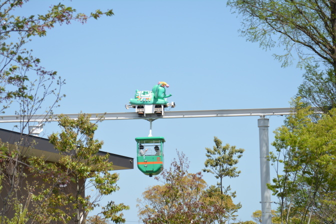 遊園地内の乗り物「スカイダンボ」から動物園を見るのもオススメ！