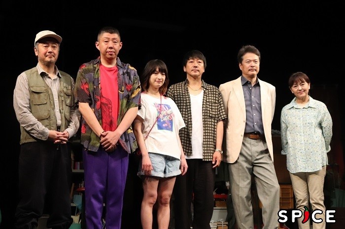 赤堀雅秋プロデュース『ケダモノ』初日前会見　（左から）赤堀雅秋、荒川良々、門脇麦、大森南朋、田中哲司、あめくみちこ