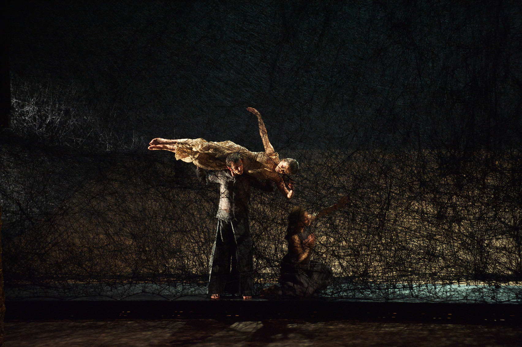 塩田千春 オペラ公演「松風」のステージデザイン ベルリン国立歌劇場2011年 撮影：Bernd Uhlig