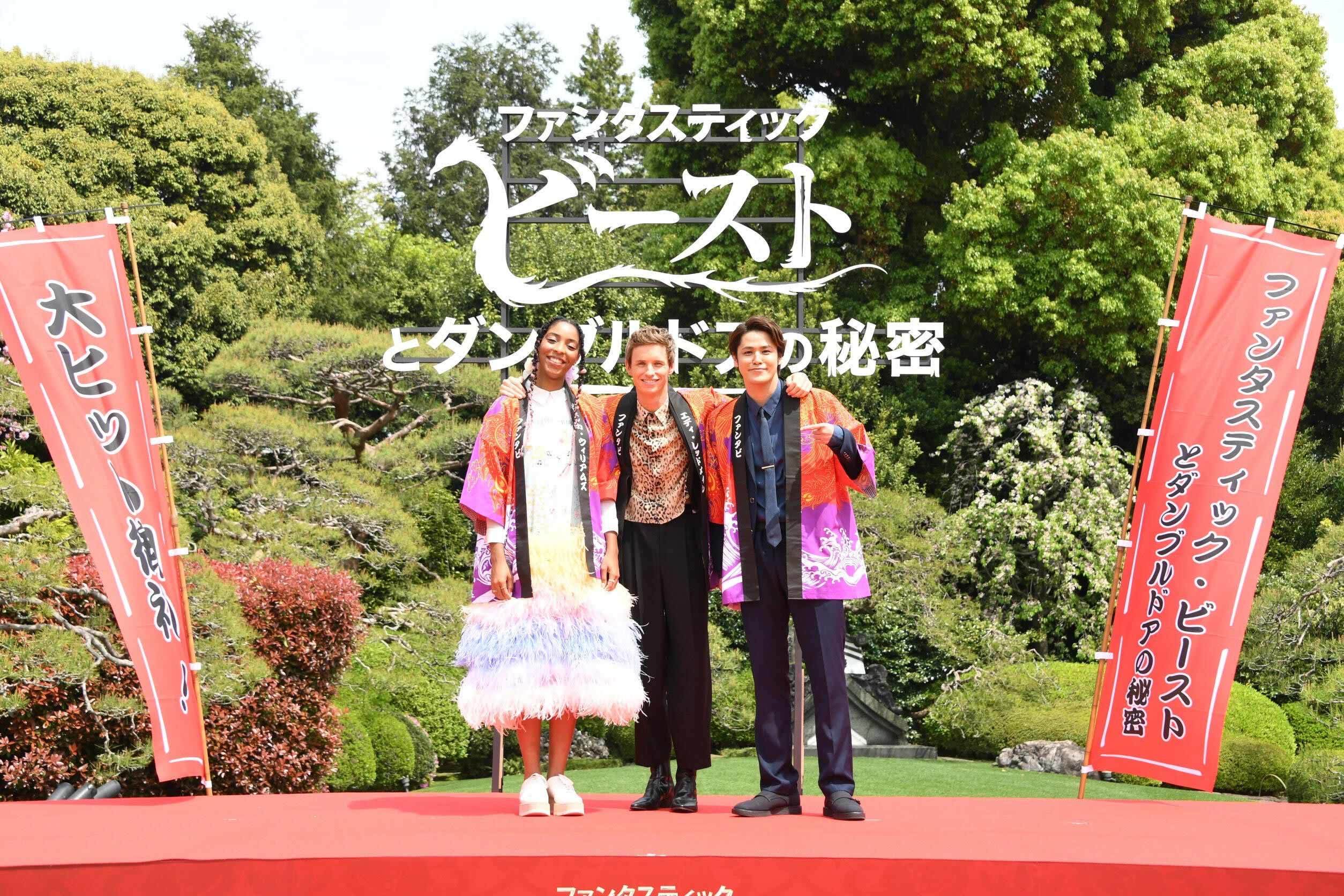 左から、ジェシカ・ウィリアムズ、エディ・レッドメイン、宮野真守
