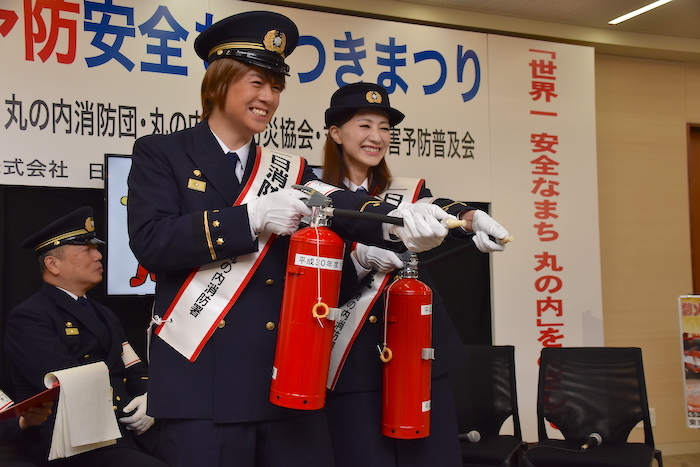 丸の内1日消防署長になった夢咲ねねと浦井健治（右から）