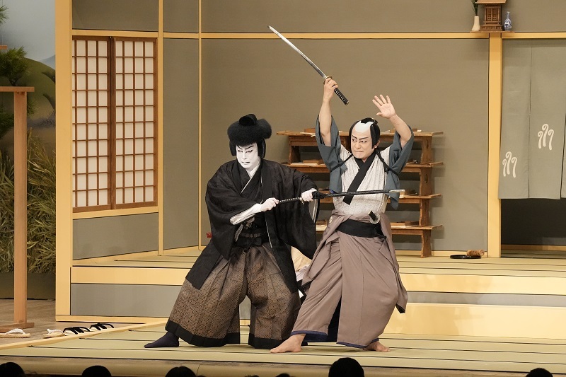昼の部『菅原伝授手習鑑 寺子屋』(左より)松王丸=八代目尾上菊五郎、武部源蔵=片岡愛之助 ／(C)松竹