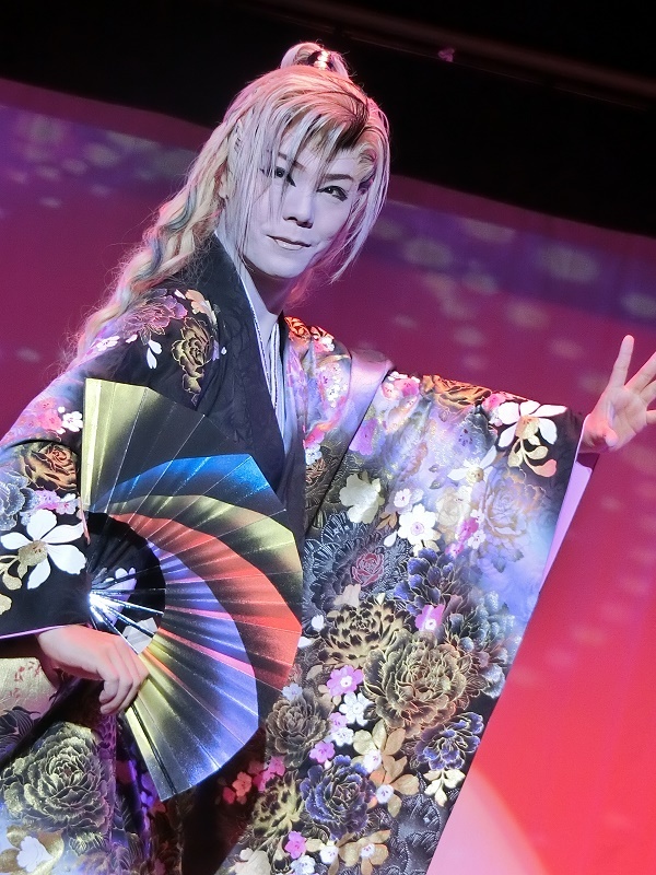 澤村神龍副座長。お誕生日公演のどこかで、副座長の変面が見られるはずだ。(2016/10/1)