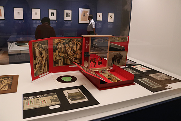 展示風景：手前《マルセル・デュシャンあるいはローズ・セラヴィの、または、による（トランクの中の箱）》（1935～41年、1963～65年（中身）、シリーズF、1966年版）