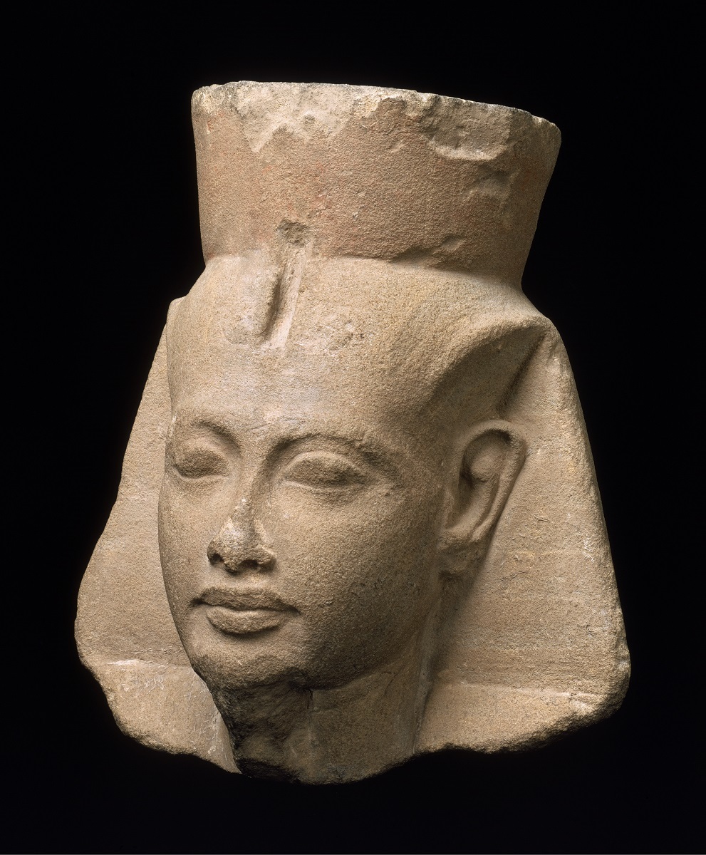 《ツタンカーメン王頭部》エジプト、新王国時代、第18王朝、ツタンカーメン王治世時、紀元前1336-1327年 高さ30.5cm × 幅26.7cm × 奥行22.2cm　砂岩　