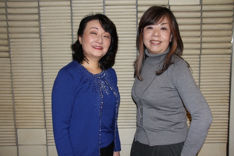 サントゥッツァを演じる古田昌子(左）と福原寿美枝。 (C)H.isojima