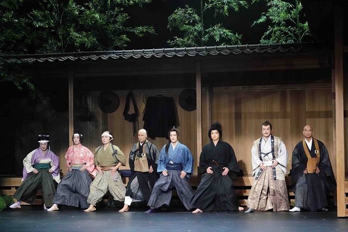左より　白石加代子(木屋まい役)、鈴木杏(筆屋乙女役)、齋藤慎平(忠助役)、大石継太(平心役)、溝端淳平(佐々木小次郎役)、藤原竜也(宮本武蔵役)、吉田鋼太郎(柳生宗矩役)、塚本幸男(沢庵宗彭役)