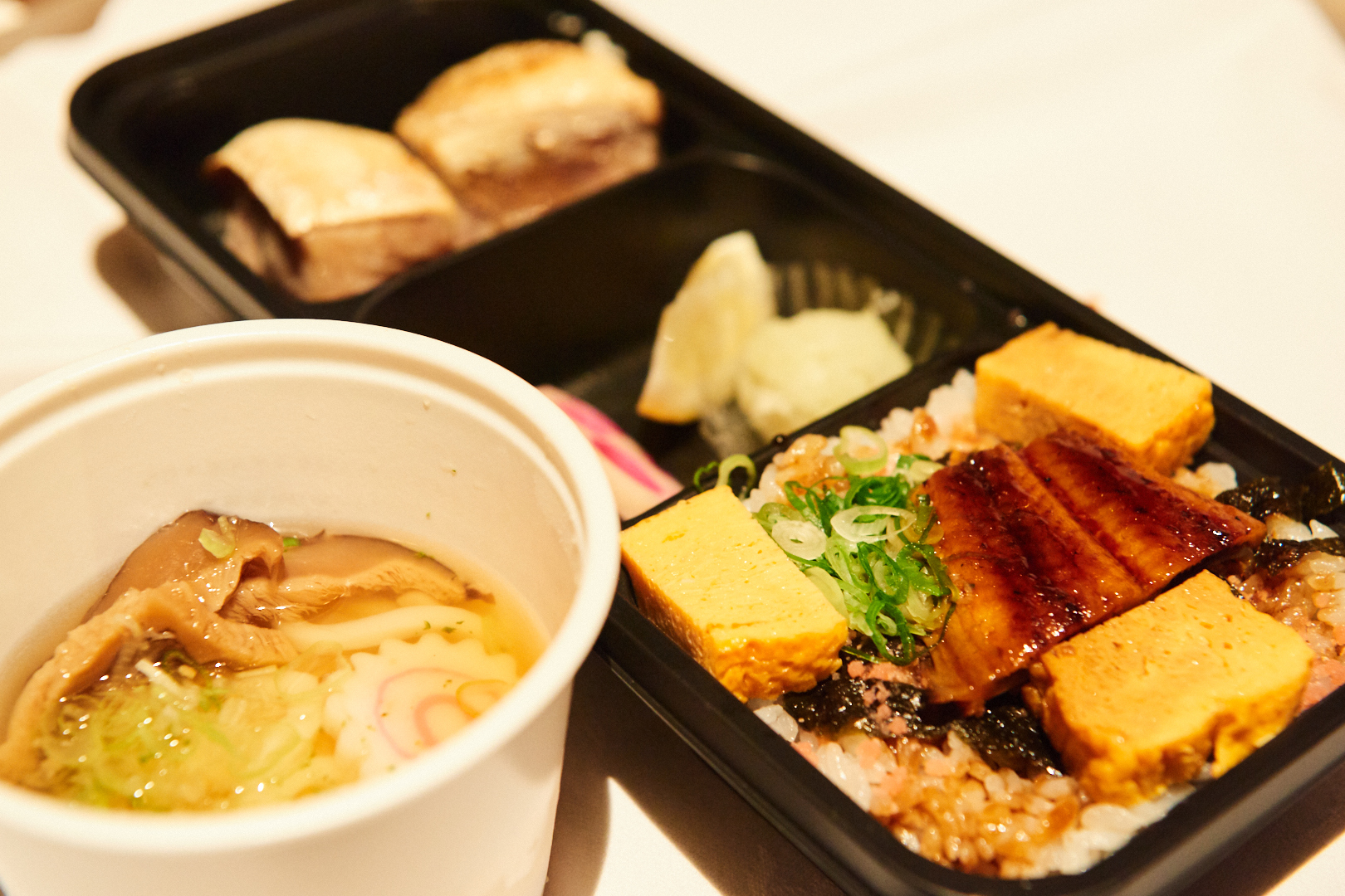 鮨と日本酒の奢酌楽『鰻丼、ブリカマのお弁当 冷やしうどん付き』