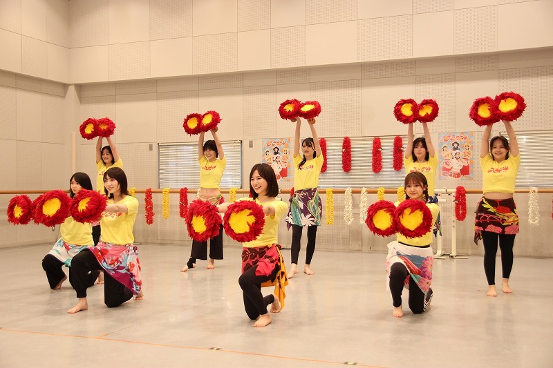 公開稽古で踊るフラガールたち