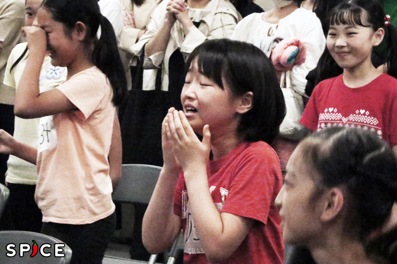 岡田 悠李（オカダ ユリ）D35は、アニー役に選ばれた瞬間、溢れる涙を両手で受けた