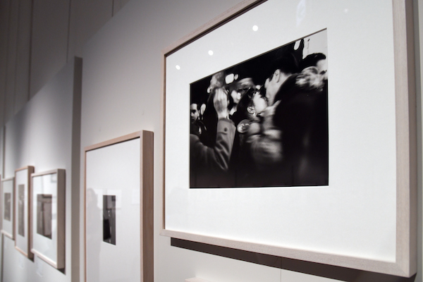 手前：ソール・ライター《キス》1952年、ゼラチン・シルバー・プリント (C)Saul Leiter Foundation