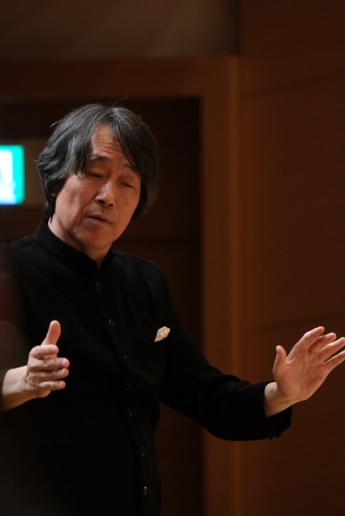 指揮者　佐藤正浩 （C）H.Ozawa　写真提供：神戸市民文化振興財団