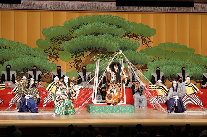第二部『土蜘』（左より）坂田公時=中村種之助、平井保昌=中村又五郎、叡山の僧智籌実は土蜘の精=尾上菊之助、渡辺綱=中村歌昇 ／(C)松竹
