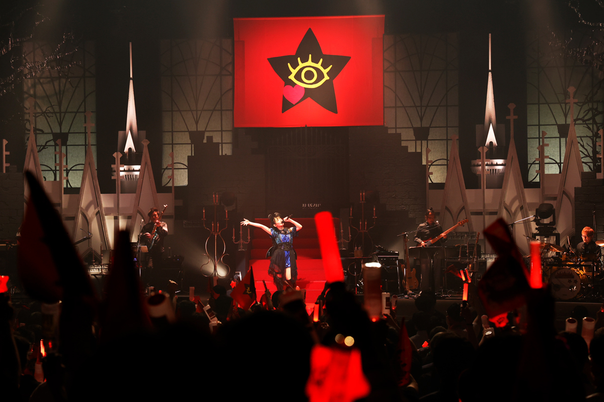 「SUMIRE UESAKA LIVE TOUR 2022 超・革命伝説」5/4(水・祝)ツアーファイナル公演より 　Photo by 鈴木健太(KENTA Inc)