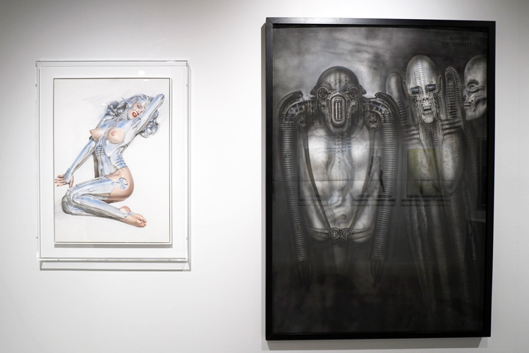 左より：Hajime Sorayama《Untitled》2015 (C)Hajime Sorayama, H・R・Giger《The Tourist Ⅶ》1982-94 (C)Estate of HR Giger