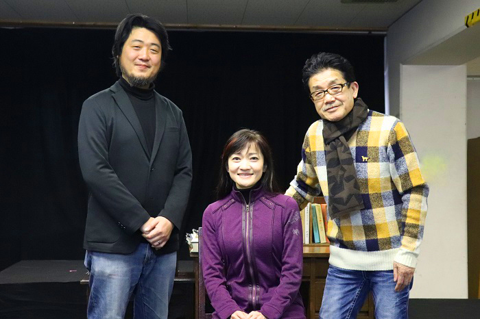 トム・プロジェクト『沖縄世 うちなーゆ』写真左から島田歌穂、古川健、下條アトム