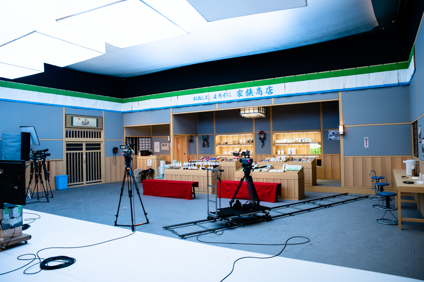 限りなくファミリーマートに近い、家族商店。おぬしと、よろずに。
