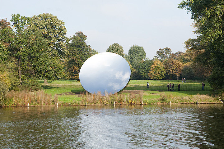  『in BEPPU』（別府市）　Anish Kapoor『Sky Mirror』2006, Photo: Seong Kwon Photography ©Anish Kapoor,2018