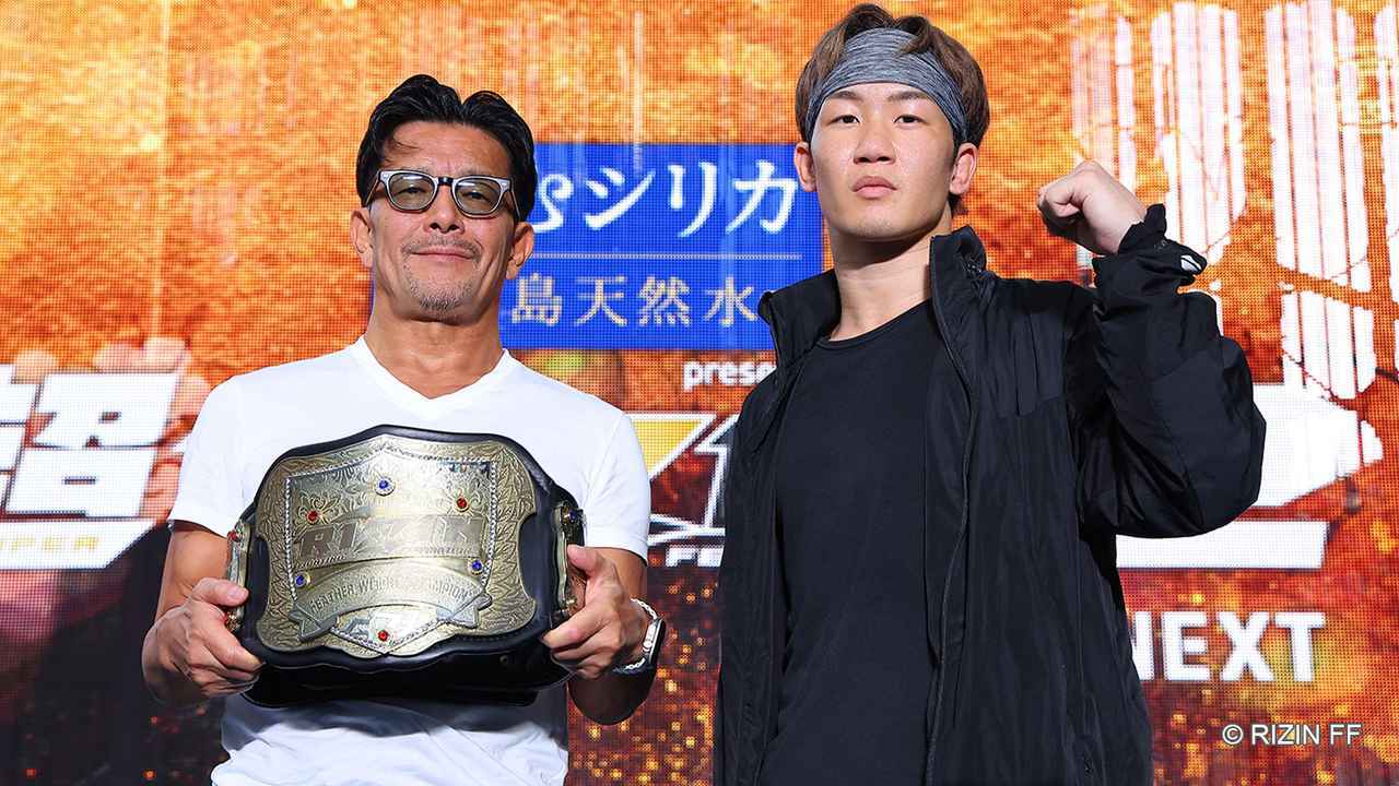 榊原信行CEOがリングに登壇。7月30日（日）に行われる『超RIZIN.2』では、朝倉未来とヴガール・ケラモフがフェザー級タイトルマッチを行う