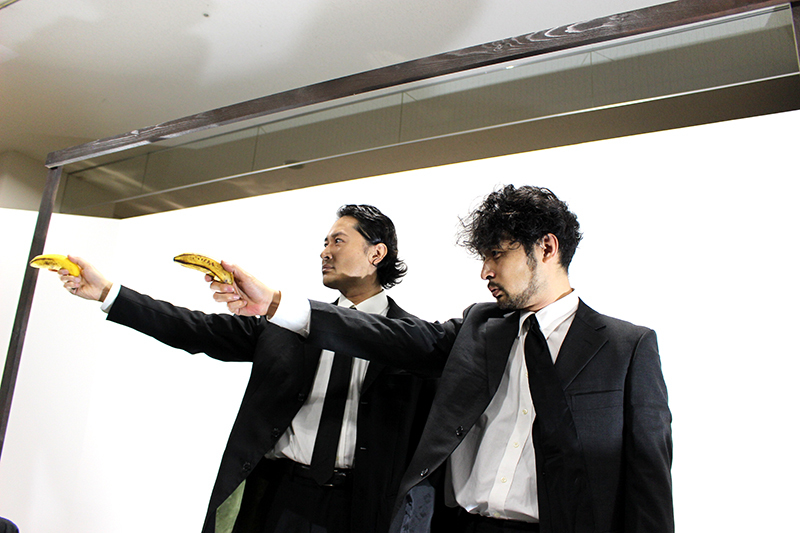《PULP FICTION》の刑事に扮した2人