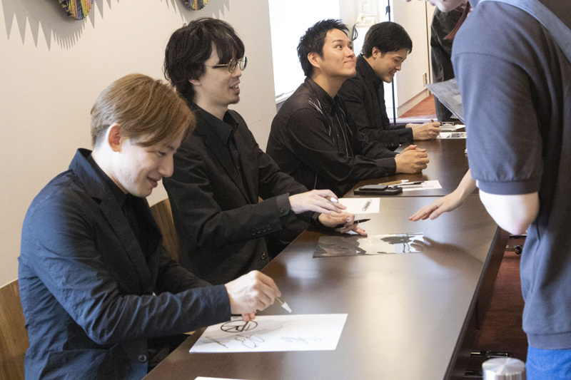 終演後のサイン会の様子